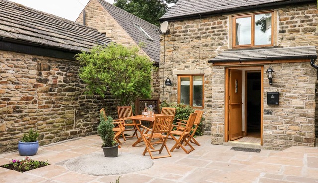 THE COTTAGE, pet friendly, character holiday cottage in Hayfield