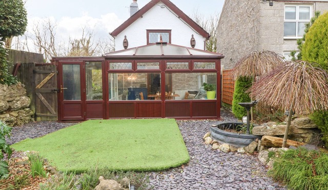 THE COTTAGE, pet friendly, with open fire in Marian-Glas