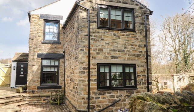 THE COTTAGE, pet friendly, character holiday cottage in Silkstone