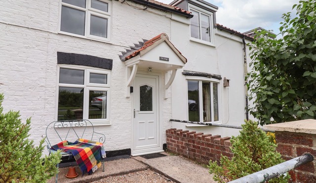 THE COTTAGE, pet friendly, character holiday cottage in Kilham