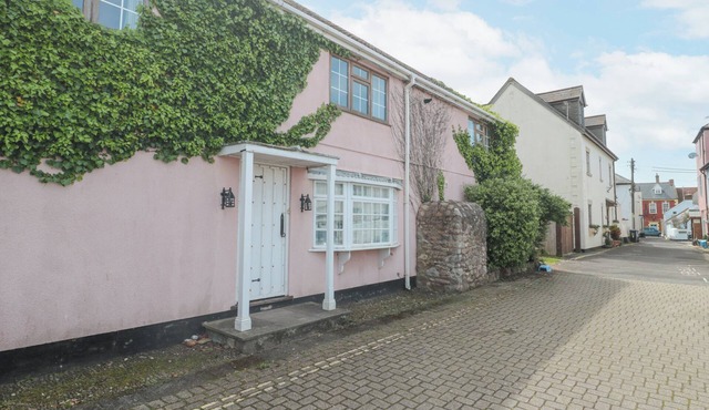 THE COTTAGE, pet friendly, character holiday cottage in Watchet