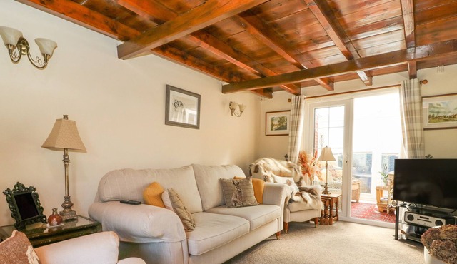 THE COTTAGE, pet friendly, with a garden in Preston, Hull