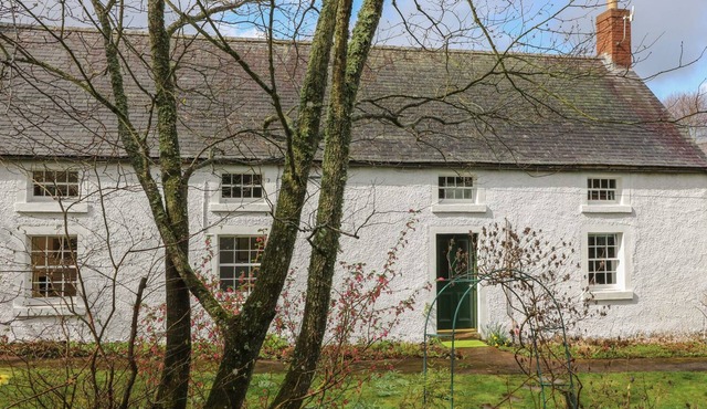 THE COTTAGE, POLWARTH CROFTS, pet friendly, with open fire in Duns
