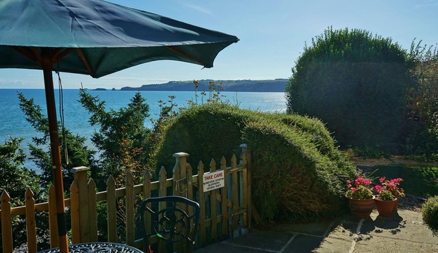 The Cottage - Sea Views, Direct Access to Beach, Pet Friendly