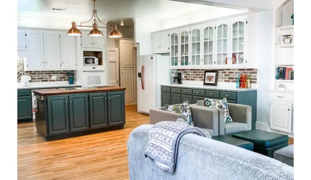The Cottage: Sleeps 10, Charming and Spacious!