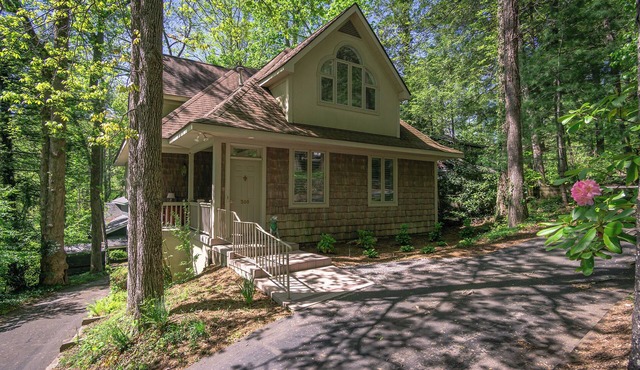 The Cottage | Spacious Montreat Home Within 5-Mintue Walk of Lake Susan!
