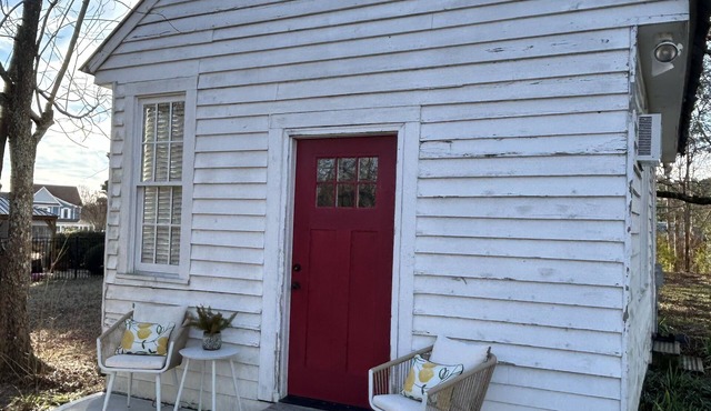 The Cottage @ the Farmhouse. 20 minutes from DT Raleigh!