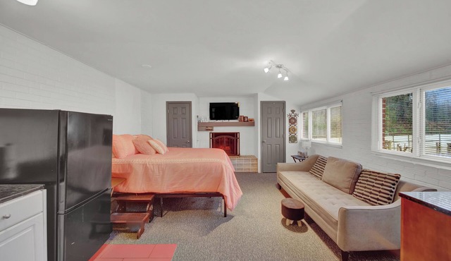 The Cottage Unit 5 Studio in lovely Richmond with WiFi, AC