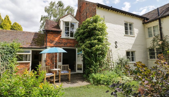 THE COTTAGE, with a garden in Elmley Castle