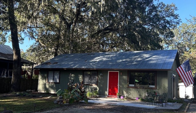 The Cottage with the RED DOOR,n5 minute walk to May River, restaurants & shops