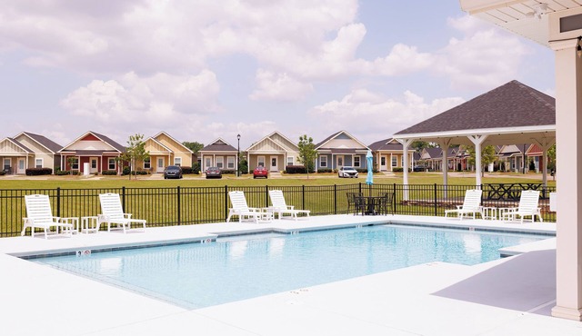 The Cottages: 2BR/2BA Dothan Pet FriendlynGorgeous Pool, Pickle Ball court, Gym