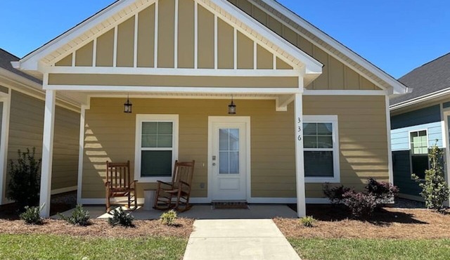The Cottages 3 2BR2BA Dothan Pet Friendly Gorgeous Pool, Pickle Ball court, Gym