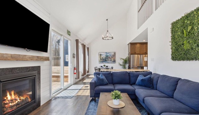 The Cottages at Blue: 21 BDR Triplex for 44 Guests