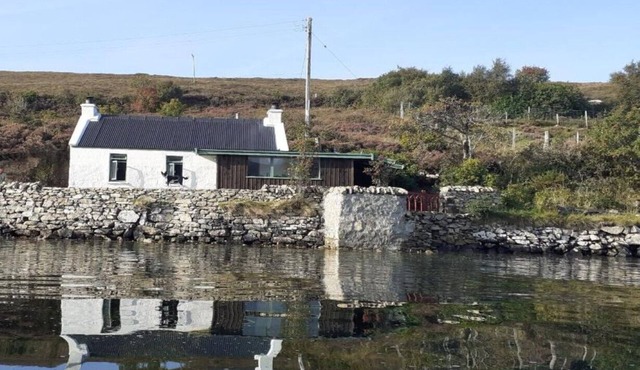 The Cottar; an ancestral & traditional house just 2m from the sea.