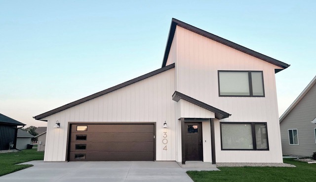 -The Cotton House- Modern, Clean, Close to MSU!
