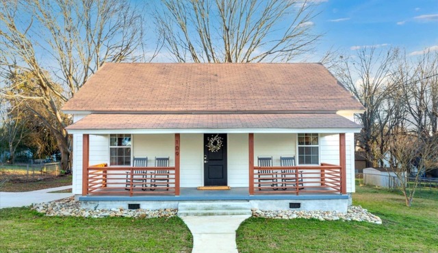 The Cotton Mill Cottage - charming 2 bedroom blocks from downtown Simpsonville