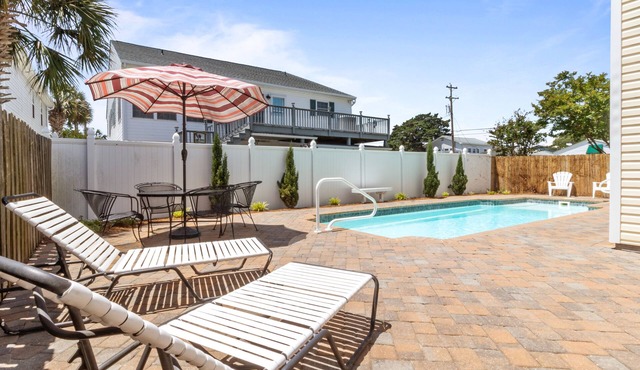 The Cotton Patch: Walking Distance to Beach! Private Pool!