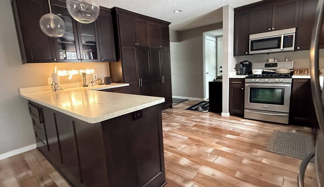 The Cottonwood Inn. Relaxing Home Pet Friendly Minneapolis St Paul amenities.