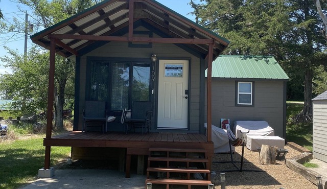 The Country Cottage. A cozy 1bed/1bath in the small country town of Scandia, KS.