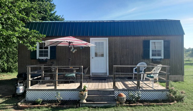 The Country Cottage with studio style layout and WiFi, AC in peaceful Davis
