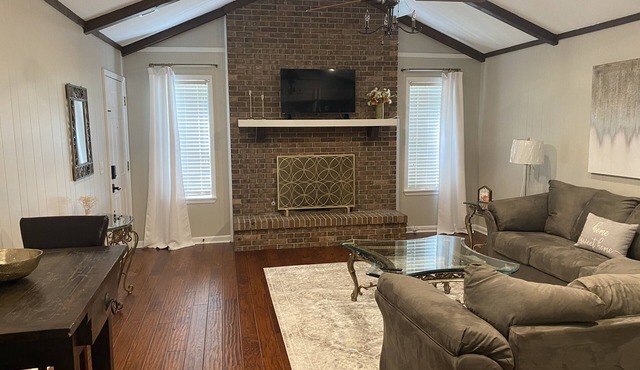 "The Country Escape" Minutes from USM and Downtown activities!