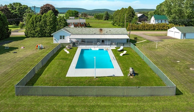 The Country Escape w/private pool -10 min from Knoebels!