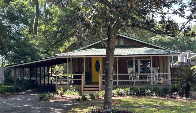 The Country Porch in Wildwood Florida - A stones throw away from The Villages!