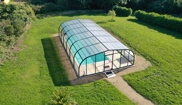 The countryside 20 minutes from the beaches, cottage with swimming pool