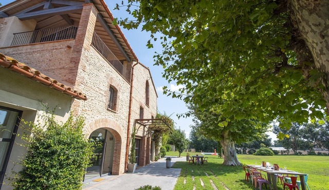 The countryside in the city, charming Catalan farmhouse with swimming pool