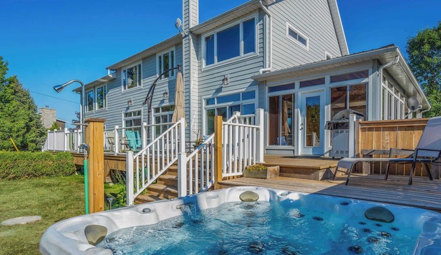 The County Lakehouse - Waterfront w Hot Tub