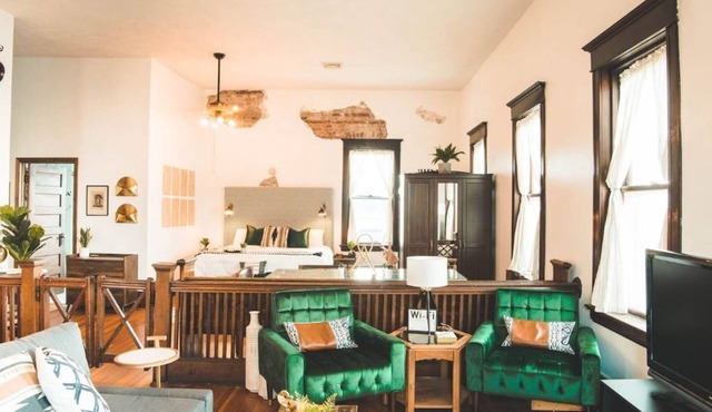 The Courthouse Loft - History with a hot tub!