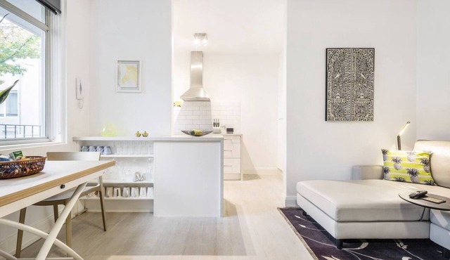 The Courtyard Chateau Fresh and Modern off Toorak Rd