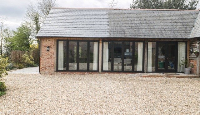 THE COURTYARD - HILLTOP BARN, family friendly in Wareham