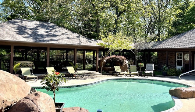 The Courtyard Suite, Pool is open May to August