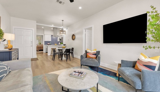 The Cove:2 bdrm, 4 minute walk to A&M