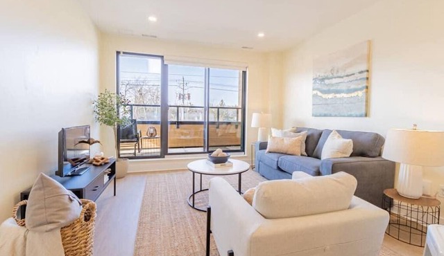 The Cove 201: Luxury Condo on Main St, Near Beach