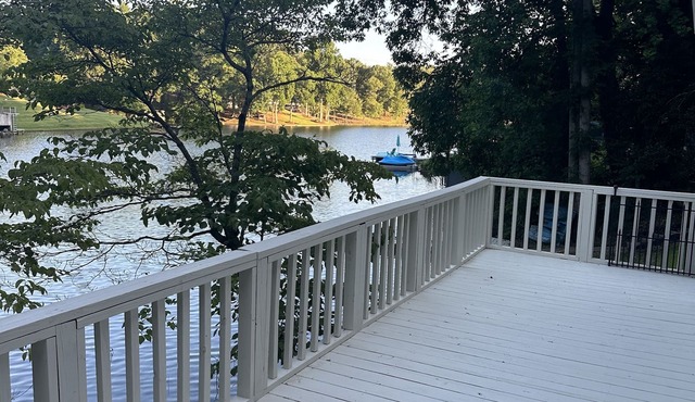 The Cove at Lake Houser-lakefront home, large deck, fishing/kayak/paddle board