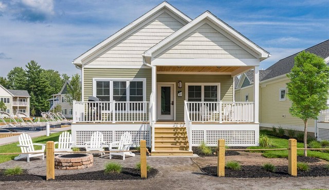 The Cove at Sylvan Beach - Pet friendly lakeside cottage with a pontoon boat!