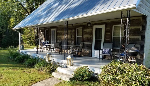 The Cove COZY COUNTRY COTTAGE.30 seconds from Patoka Lake.sleeps 12