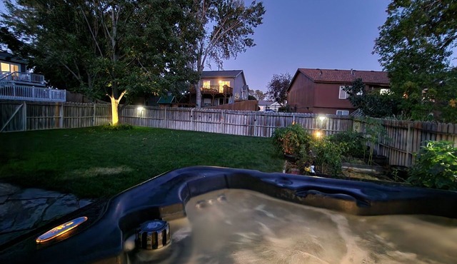 The Cove in New Millard 3BR 2BA (Hottub, Multi-lvl Deck , Modern Split lvl)