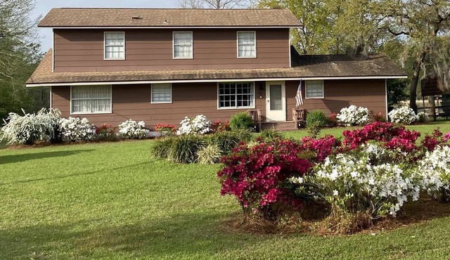 "The Cove" Large Family size waterfront Lake house.