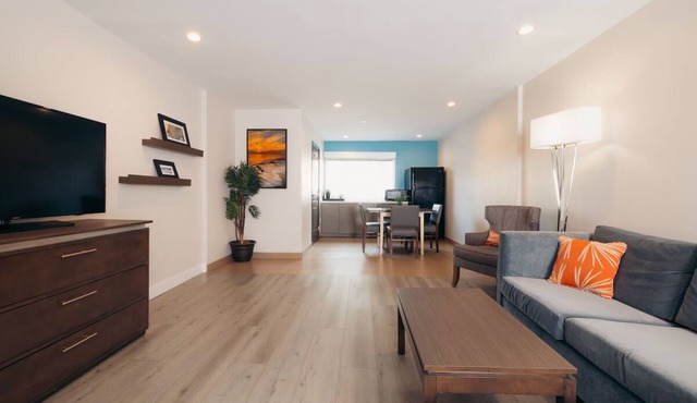 The Cove | One Bedroom Suite | Lounge Nights & Walks to Shoreline Village
