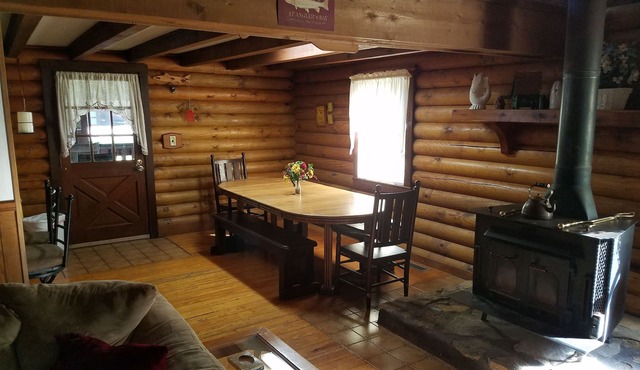 The Cove Ponderosa Cabin.30 seconds from Patoka Lake.Sleeps 15