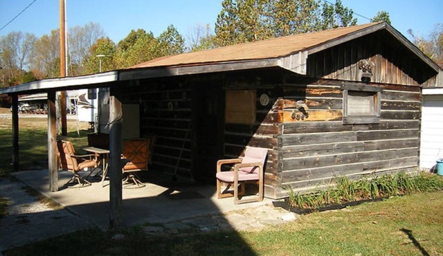 The Cove RUSTIC BUNKHOUSE.30 seconds from Patoka Lake.sleeps 5