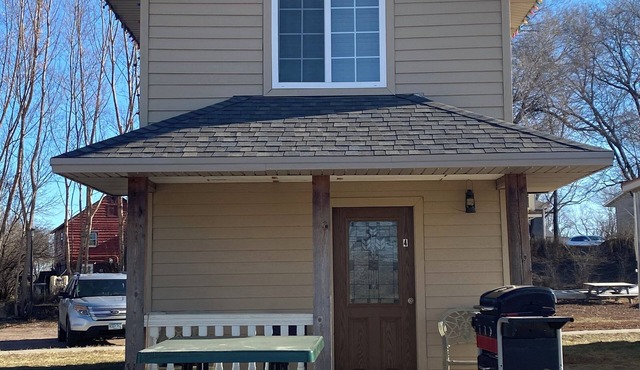 The Covered Porch Hideaway - Lakeside Tiny House Rental - Sleeps 4