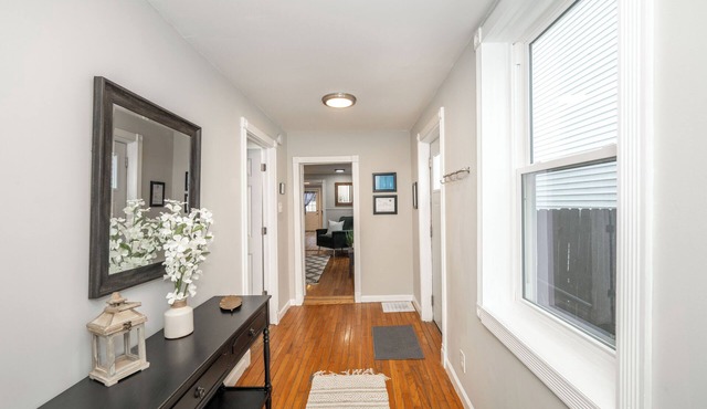 The Covington Cottage – Modern 2 BDR Charmer Close to Downtown