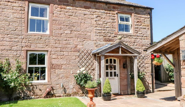 THE COW BYRE, luxury holiday cottage, with open fire in Barras