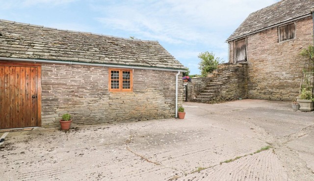 THE COW COTT, pet friendly, with a garden in Hereford