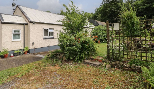 THE COW'S CUPBOARD, family friendly, with open fire in Carmarthen