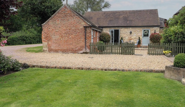 THE COW SHED AT PEAR TREE FARM, pet friendly in Sykehouse